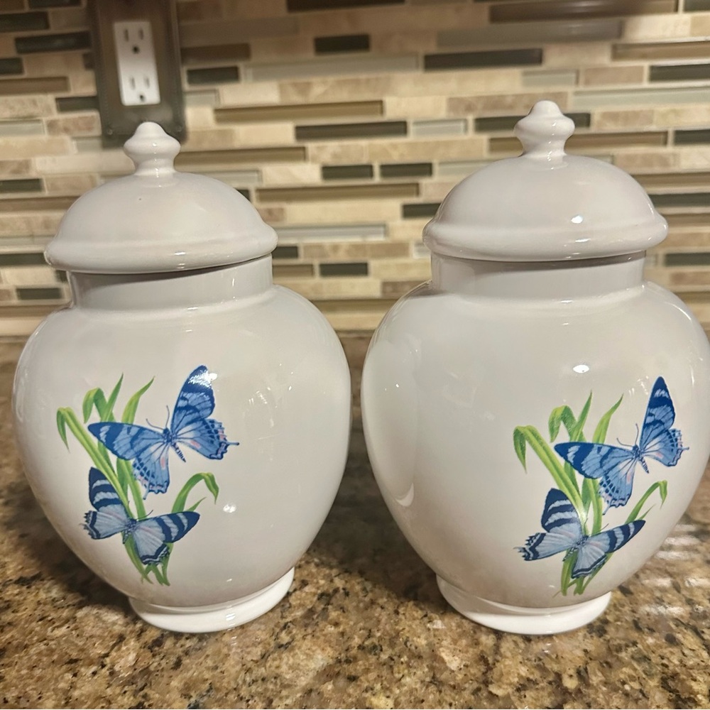 Two lovely white and blue jars with cover!